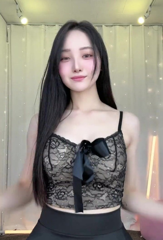 5. Sexy Yu Baek-hap Shows Cleavage in Black Crop Top