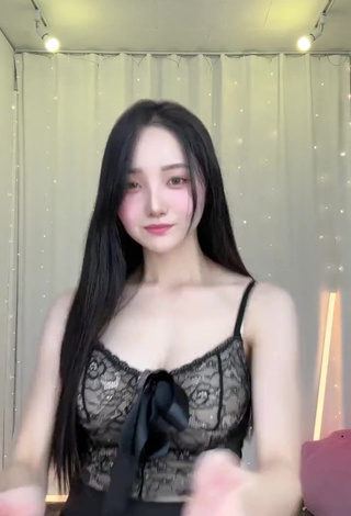 6. Sexy Yu Baek-hap Shows Cleavage in Black Crop Top