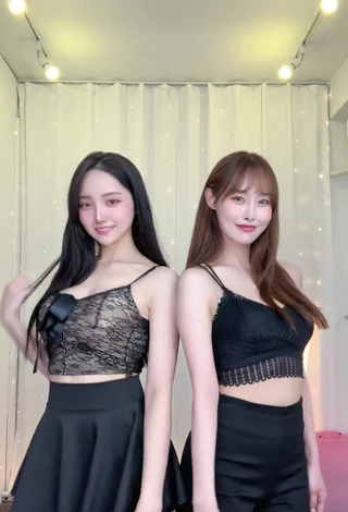 Luscious Yu Baek-hap Shows Cleavage in Black Crop Top