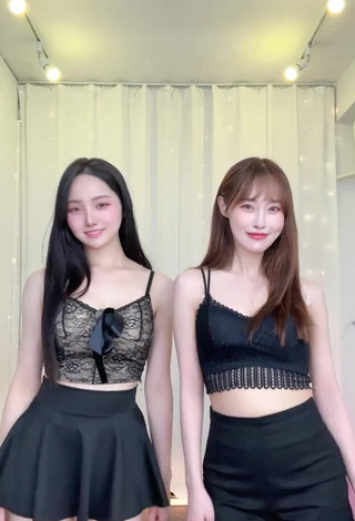 2. Luscious Yu Baek-hap Shows Cleavage in Black Crop Top