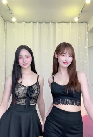 3. Luscious Yu Baek-hap Shows Cleavage in Black Crop Top