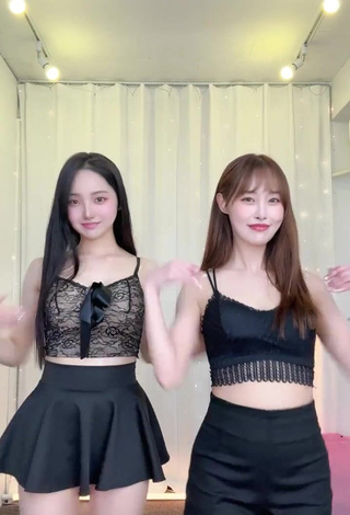 5. Luscious Yu Baek-hap Shows Cleavage in Black Crop Top