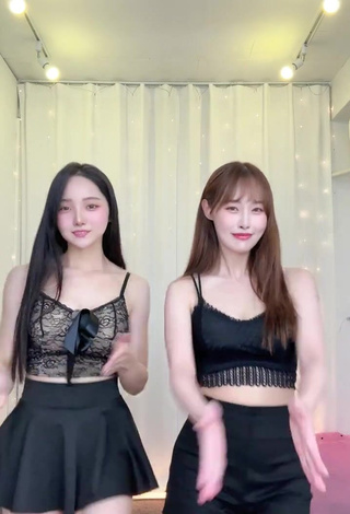 6. Luscious Yu Baek-hap Shows Cleavage in Black Crop Top