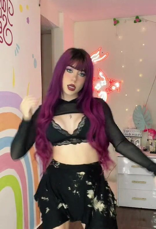 4. Adorable Legna Hernández in Seductive Black Crop Top while Twerking (Side Boob)