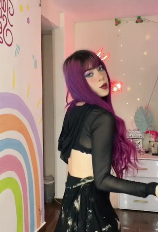 6. Adorable Legna Hernández in Seductive Black Crop Top while Twerking (Side Boob)