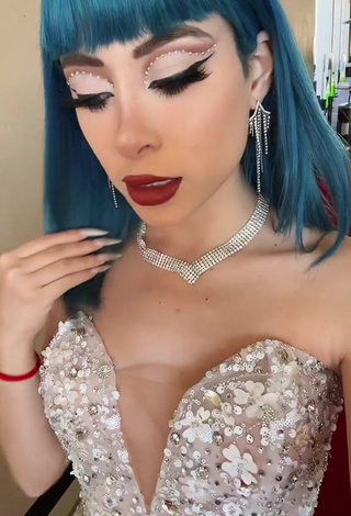 6. Legna Hernández Demonstrates Elegant Cleavage (Side Boob)