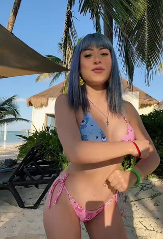 4. Amazing Legna Hernández Shows Cleavage in Hot Bikini (Side Boob)