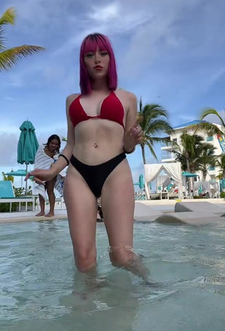 3. Sultry Legna Hernández Shows Cleavage in Bikini at the Swimming Pool (Side Boob)