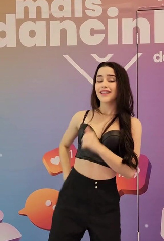 6. Sultry Letícia Pedro Shows Cleavage in Black Crop Top