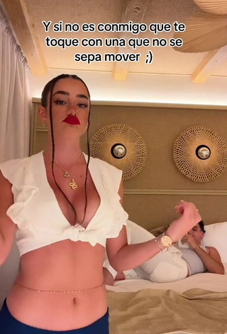 4. Seductive Lola Moreno Marco Shows Cleavage in White Crop Top while Twerking (Side Boob)