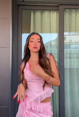 2. Beautiful Lola Moreno Marco Shows Cleavage in Sexy Pink Crop Top while Twerking