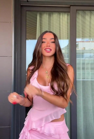 5. Beautiful Lola Moreno Marco Shows Cleavage in Sexy Pink Crop Top while Twerking