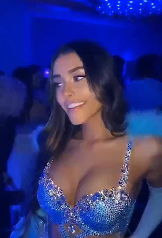 4. Sweetie Madison Beer Shows Cleavage