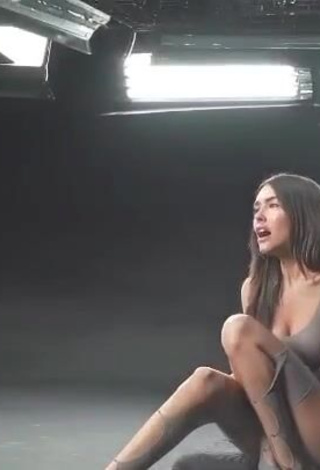 2. Sultry Madison Beer Shows Cleavage in Grey Overall