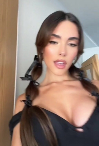 4. Luscious Madison Beer Shows Cleavage