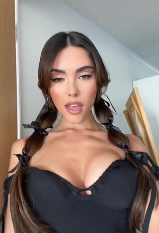 5. Luscious Madison Beer Shows Cleavage