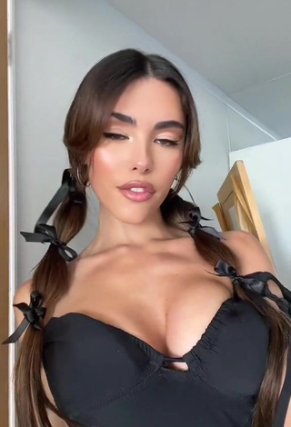 6. Luscious Madison Beer Shows Cleavage