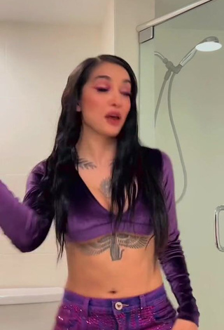 2. Elegant Maria Becerra Shows Cleavage in Purple Crop Top (Underboob)