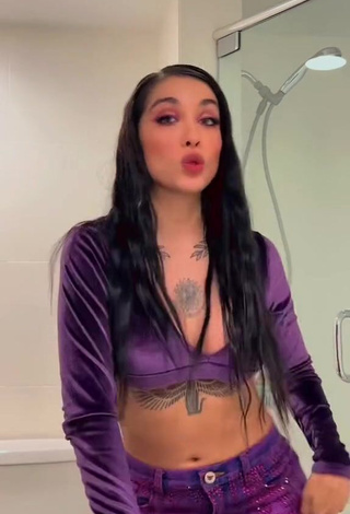 5. Elegant Maria Becerra Shows Cleavage in Purple Crop Top (Underboob)