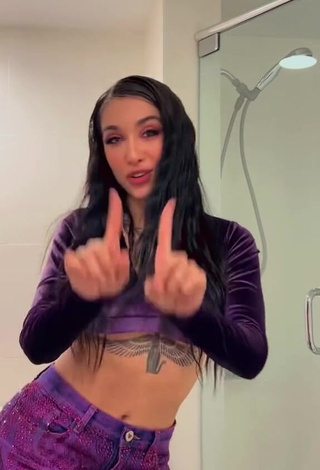 6. Elegant Maria Becerra Shows Cleavage in Purple Crop Top (Underboob)