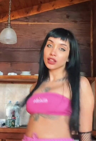 3. Sexy Maria Becerra Shows Cleavage in Tube Top