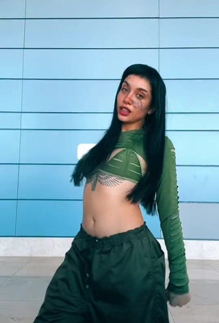 3. Hottie Maria Becerra Shows Cleavage in Crop Top (Side Boob)