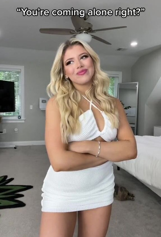 Breathtaking Mariah and Bill Shows Cleavage (Side Boob)