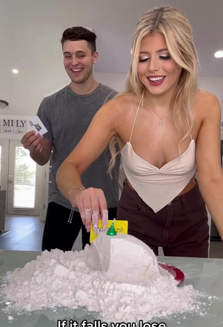 2. Beautiful Mariah and Bill Shows Cleavage in Sexy Crop Top