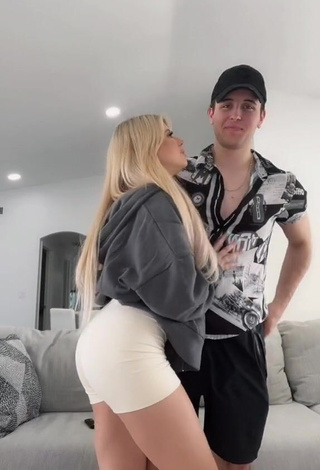 Sexy Mariah and Bill Shows Cleavage in Top