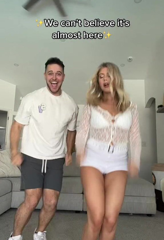 5. Sexy Mariah and Bill Shows Cleavage in White Crop Top