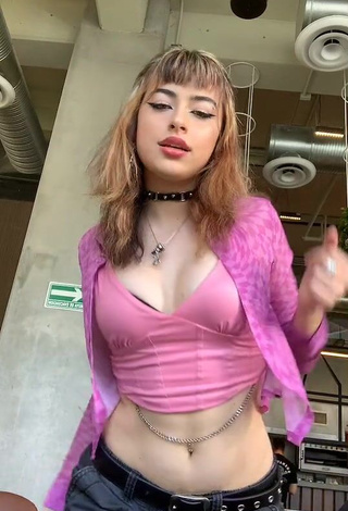 Dazzling Mariana Cantu Shows Cleavage in Inviting Pink Crop Top while Twerking