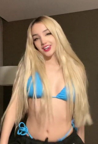 5. Sexy Mariana Ayala Shows Cleavage in Blue Bikini Top while Twerking