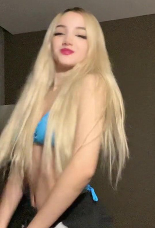 6. Sexy Mariana Ayala Shows Cleavage in Blue Bikini Top while Twerking