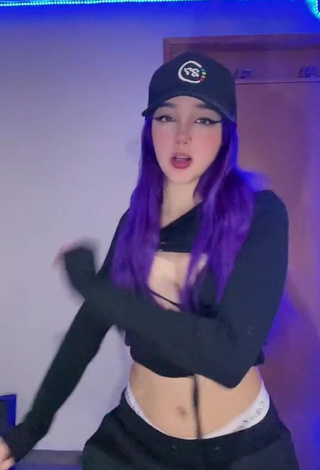 2. Mariana Ayala Looks Gorgeous in Black Crop Top (Side Boob)