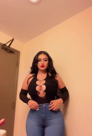 6. Luscious Marlene Santana Shows Cleavage in Black Top (Side Boob)