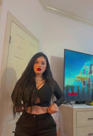 3. Really Cute Marlene Santana Shows Cleavage in Black Crop Top (Side Boob)