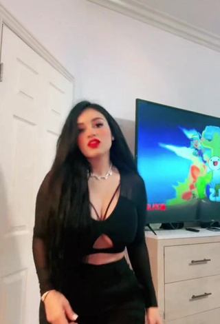 Breathtaking Marlene Santana Shows Cleavage in Black Crop Top (Side Boob)