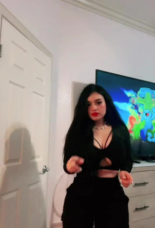 5. Breathtaking Marlene Santana Shows Cleavage in Black Crop Top (Side Boob)