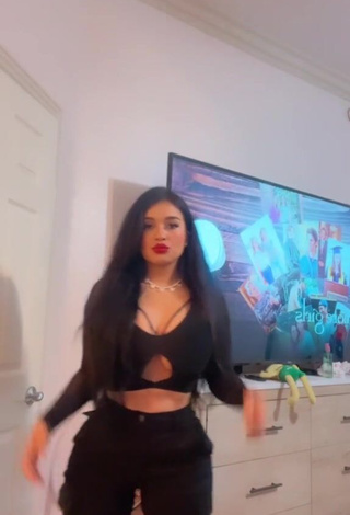 3. Fine Marlene Santana Shows Cleavage in Sweet Black Crop Top (Side Boob)