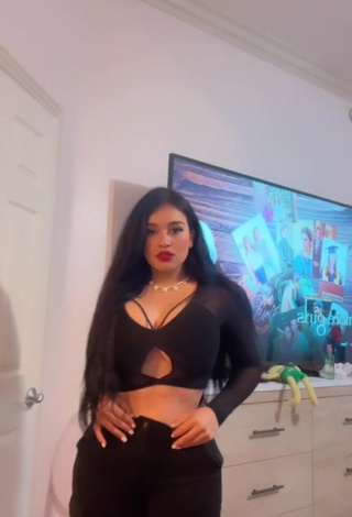 5. Fine Marlene Santana Shows Cleavage in Sweet Black Crop Top (Side Boob)