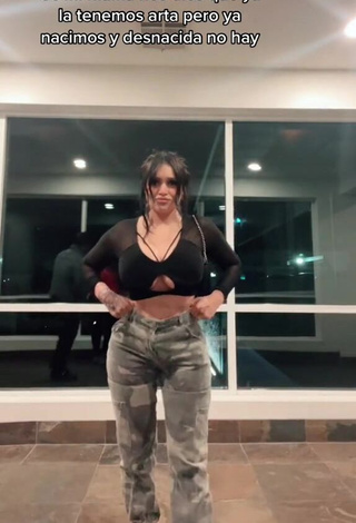 3. Hottest Marlene Santana Shows Cleavage in Black Crop Top (Side Boob)