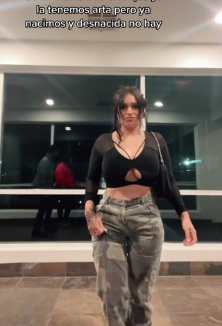 4. Hottest Marlene Santana Shows Cleavage in Black Crop Top (Side Boob)