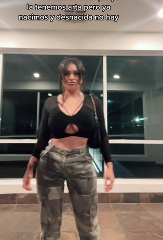 5. Hottest Marlene Santana Shows Cleavage in Black Crop Top (Side Boob)