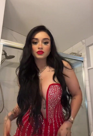 5. Marlene Santana Shows her Erotic Cleavage (Side Boob)