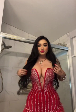 6. Marlene Santana Shows her Erotic Cleavage (Side Boob)