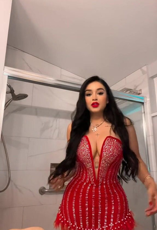 6. Marlene Santana Shows her Cute Cleavage (Side Boob)