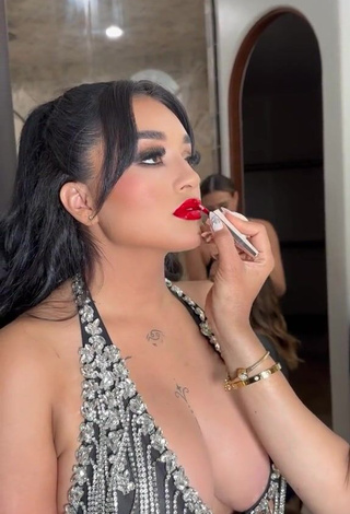 3. Elegant Marlene Santana Shows Cleavage (Side Boob)