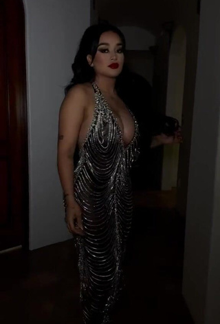 6. Elegant Marlene Santana Shows Cleavage (Side Boob)