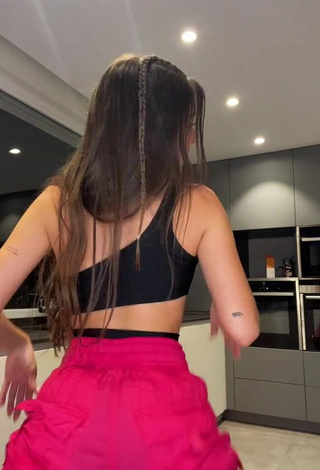 5. Really Cute Mar Lucas Vilar Shows Cleavage in Black Crop Top while Twerking