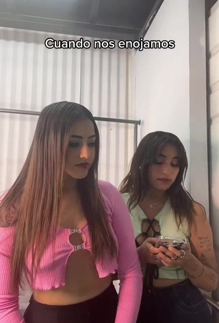 4. Alluring melipandda Shows Cleavage in Erotic Pink Crop Top (Side Boob)